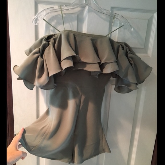 🔥GORGEOUS🔥 UO green off-the shoulder romper - Picture 2 of 5